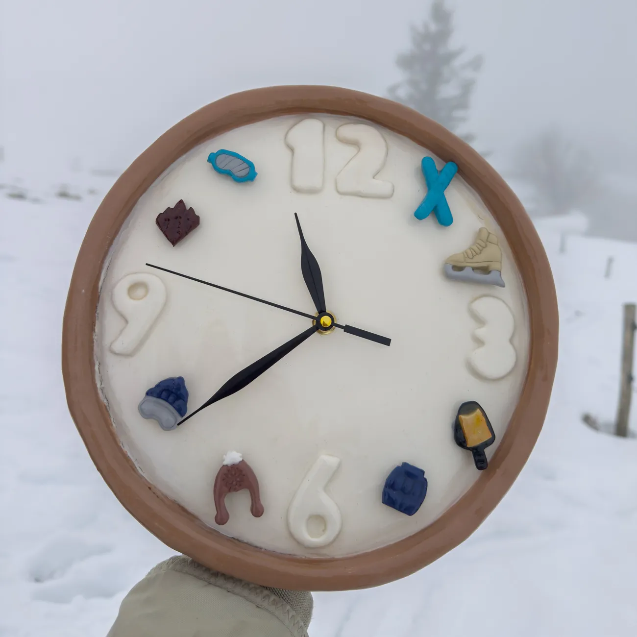 cclipnclay-horloge-cappu-noire-tout-schuss