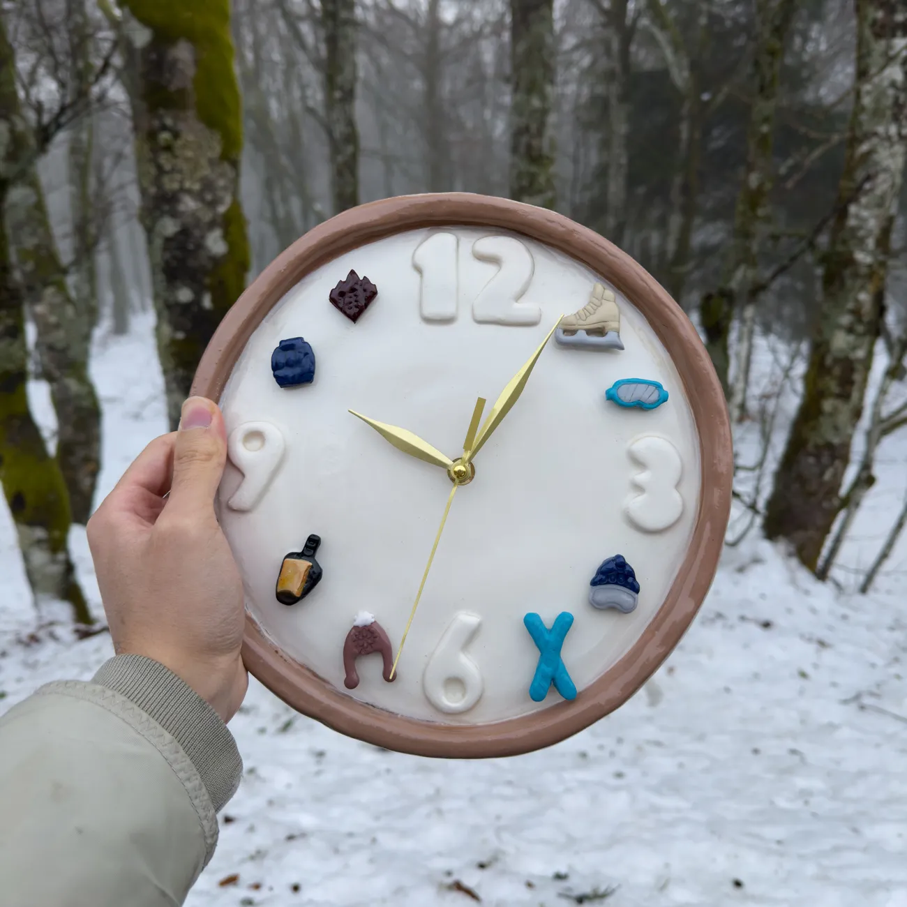 clipnclay-horloge-cappu-dore-tout-schuss