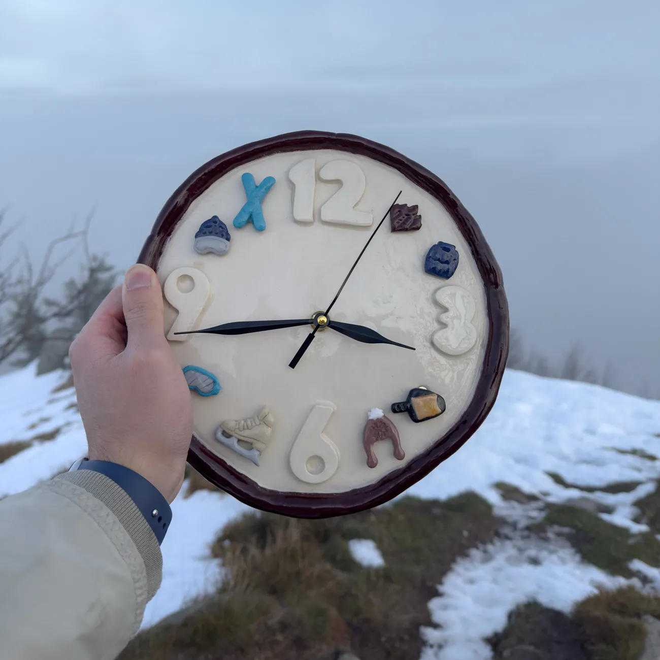 clipnclay-horloge-chocolat-noire-tout-schuss